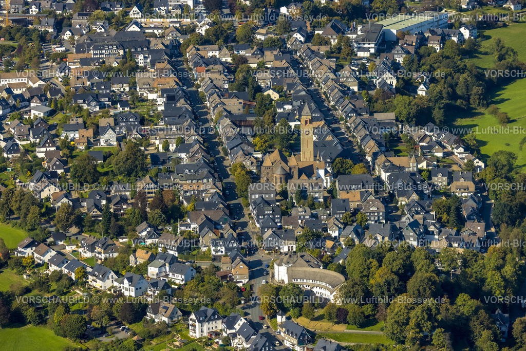 Schmallenberg230910992 | Luftbild, Ortsansicht Wohngebiet Oststraße und Weststraße mit kath. St.-Alexander-Kirche, halbrundes Rathaus mit Bürgerbüro, Schmallenberg, Sauerland, Nordrhein-Westfalen, Deutschland