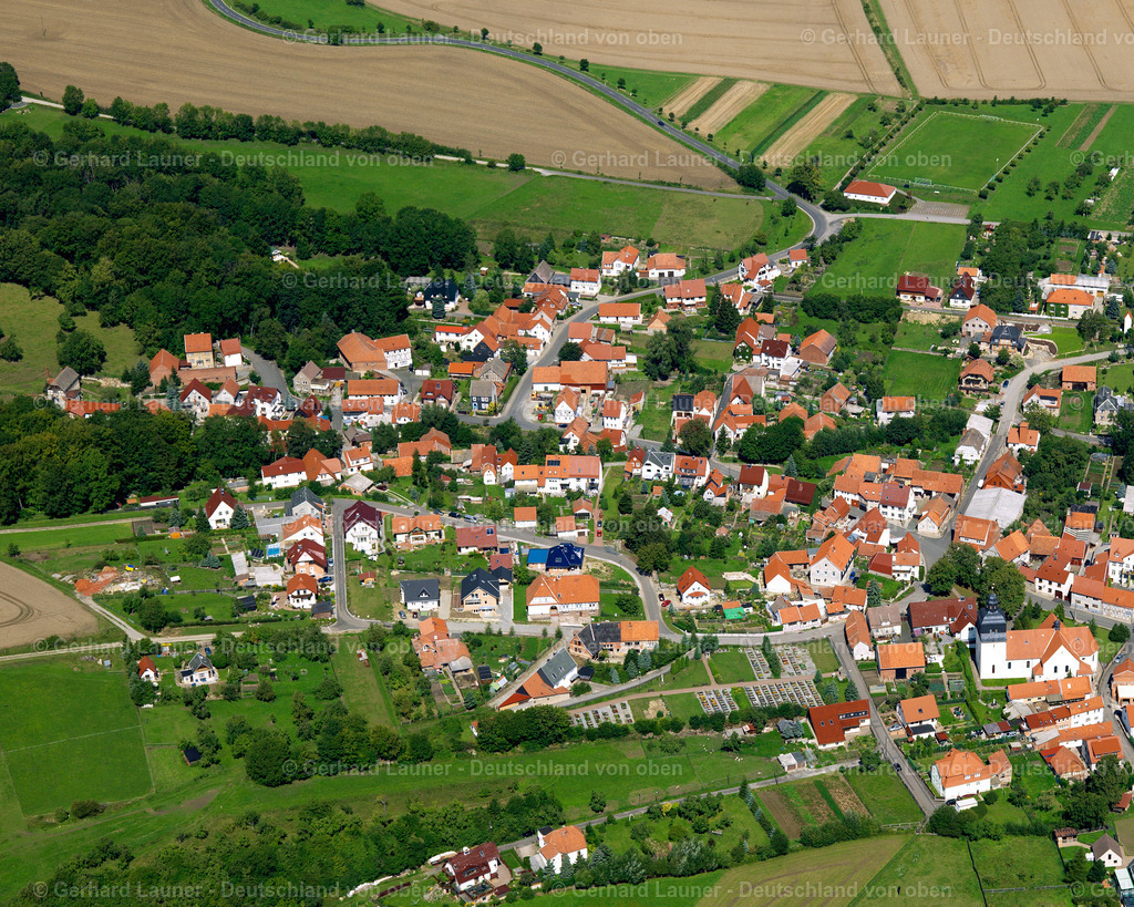 2638703 | KEFFERHAUSEN 23.08.2006 Landwirtschaftliche Nutzflächen und Feldgrenzen  umsäumen das Siedlungsgebiet des Dorfes in Kefferhausen im Bundesland Thüringen, Deutschland // Agricultural land and field boundaries surround the settlement area of the village  in Kefferhausen in the state Thuringia, Germany Foto: Gerhard Launer