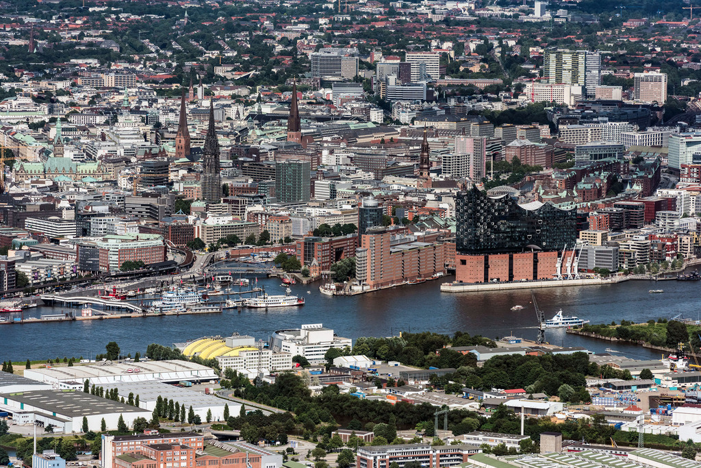 dr__0012422.jpg | HAMBURG 06.08.2017 Stadtansicht vom Innenstadtbereich in Hamburg, Deutschland. // City view of the city area of in Hamburg, Germany. Foto: Daniel Reiter