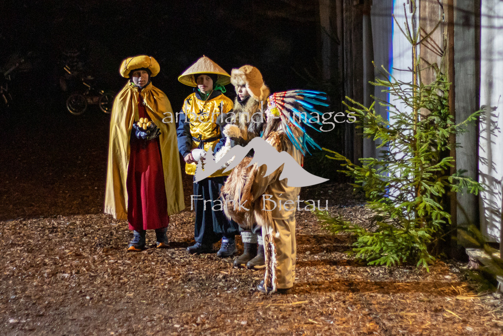 OE7A6157 | Freilichtheater, Kinder aus aller Welt ziehen zur Krippe,