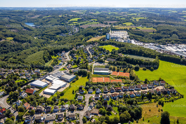 Ennepetal230801033 | Luftbild, Sportanlage Helkenberger Weg, Tennisplätze TC Grün-Weiß Ennepetal  und Sportpätze FC Blau-Weiß Voerde, im Hintergrund die Staumauer der Hasper Talsperre, Voerde, Ennepetal, Ruhrgebiet, Nordrhein-Westfalen, Deutschland