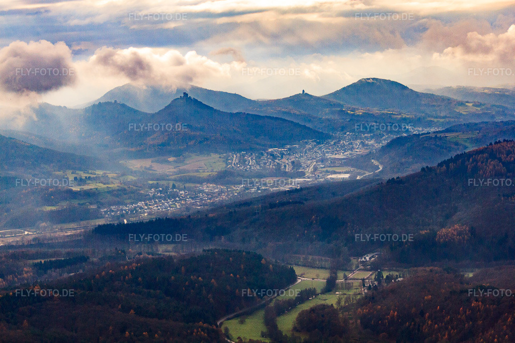 Luftbild: Vier Burgen überm Queichtal aus Nordosten im Ortsteil Queichhambach in Annweiler im Bundesland Rheinland-Pfalz in Deutschland. Foto: IMG_61256.jpg vom 30.11.2013 durch Werner Riehm/FLY-FOTO.deAuflösung des Originals: 4752 x 3168 px