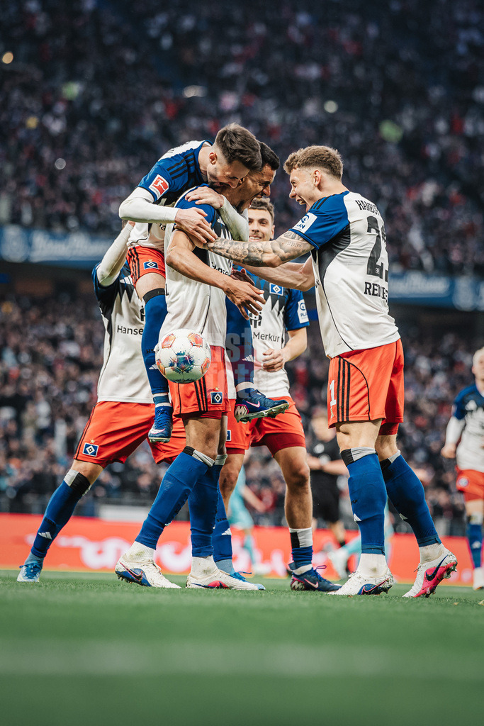 Fußball | Männer | Saison 2025/2026 | 1. Fußball-Bundesliga | 31. Spieltag | Hamburger SV vs. TSG Hoffenheim | 25.04.2026 | Torjubel Robert Glatzel (#9, HSV) mitte mit Fabio Daniel Ferreira Vieira (#20, HSV) links und Nicolai Remberg (#21, HSV) rechts