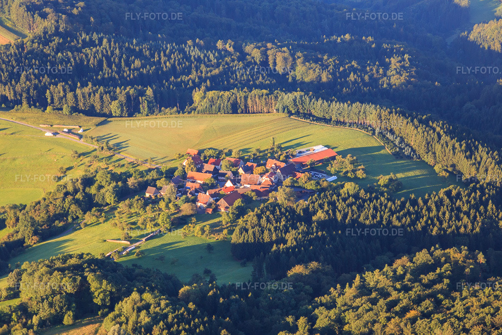 Luftbild: Dorf am Morgen aus Norden im Ortsteil Kleinhöchberg in Sulzbach im Bundesland Baden-Württemberg in Deutschland. Foto: IMG_093736.jpg vom 23.08.2016 durch Werner Riehm/FLY-FOTO.de
