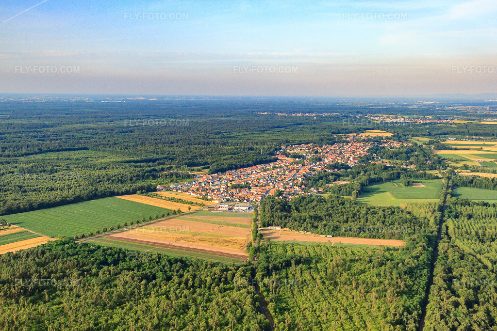 Aerial view: View of the town from the southwest in Schirrhein in the state Bas-Rhin, France. – Photo: IMG_30452.jpg taken on 07/09/2010 by Werner Riehm/FLY-FOTO.com – Resolution of the original: 4752 x 3168 px