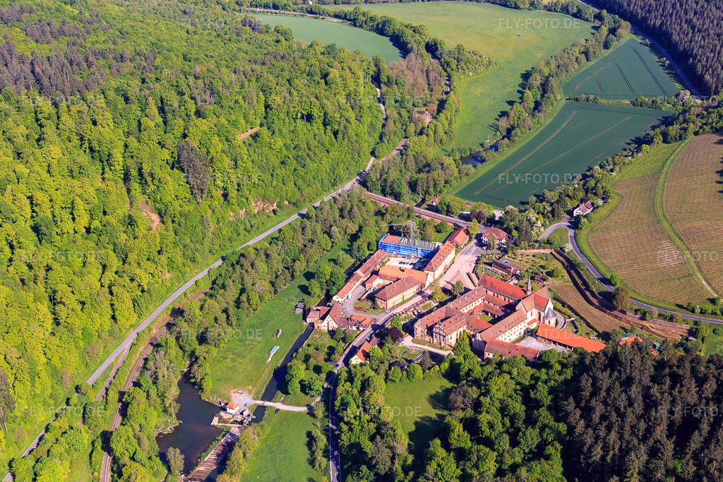 Luftbild: Hotel Kloster Bronnbach mit Abteigarten, Abteikirche Mariä Himmelfahrt und Missionare d. Heiligen Familie Kloster Bronnbach aus Süden im Ortsteil Bronnbach in Wertheim im Bundesland Baden-Württemberg in Deutschland.Foto: IMG_146587.jpg vom 10.05.2025 durch Werner Riehm/FLY-FOTO.deKulturamt Kloster Bronnbach | Hotel, Tagung, Übernachten, Veranstaltungen, NaturWWW.HOTEL-KLOSTER-BRONNBACH.DEWWW.BRONNBACH.COMMissionsprokura von der Heiligen Familie - der Missionsprokura