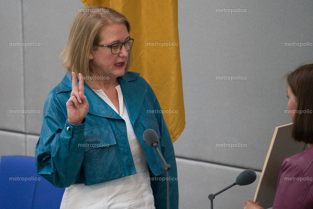Lisa Paus legt Amtseid ab (2) | Metropolico
