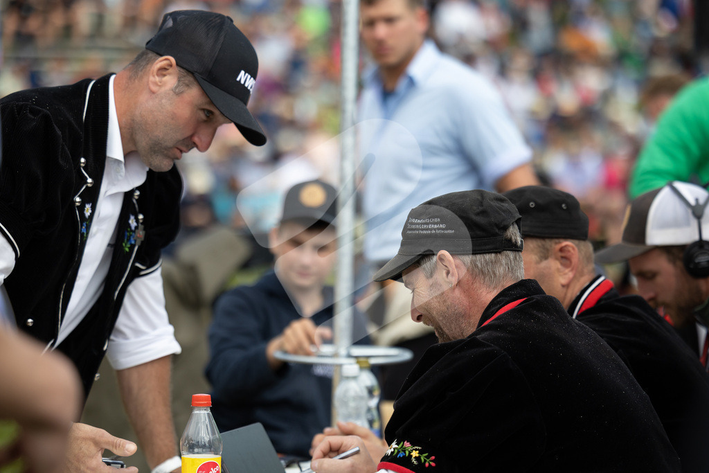 Rigi2025_1525 | Die Schwinger des Schwyzer Kantonalen Schwingerverbandes: Fotos, die Dynamik und Leidenschaft festhalten, sowie emotionale Momente aus dem traditionellen Schwingsport zeigen. - Realisiert mit Pictrs.com