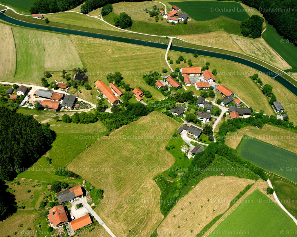2600472 | HINTERMEHRING 09.06.2006 Landwirtschaftliche Nutzflächen und Feldgrenzen  umsäumen das Siedlungsgebiet des Dorfes in Hintermehring im Bundesland Bayern, Deutschland // Agricultural land and field boundaries surround the settlement area of the village  in Hintermehring in the state Bavaria, Germany Foto: Gerhard Launer