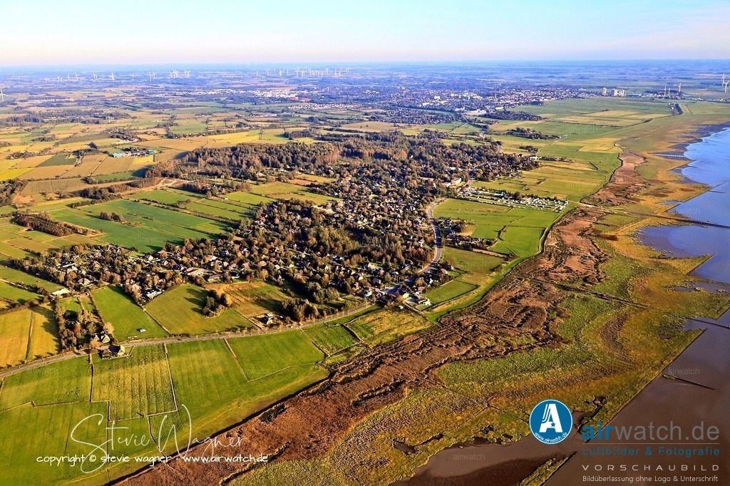 Luftbild Husum-Schobüll  ist ein Stadtteil von Husum im Kreis Nordfriesland | Schobüll ist ein Stadtteil von Husum im Kreis Nordfriesland in Schleswig-Holstein und liegt rund 4 Kilometer vom Stadtkern entfernt. Der Ortsteil hat etwa 1659 Einwohner auf einer Fläche von 7,8 km² und ist ein anerkannter Luftkurort.