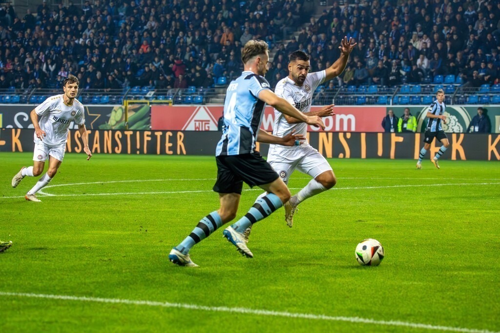 Fußball 3. Liga, Saison 2024/25, 12. Spieltag: Waldhof Mannheim gegen SV Wehen-Wiesbaden. Am Ball: Lukas Klünter (24, Mannheim) | Fußball 3. Liga, Saison 2024/25, 12. Spieltag: Waldhof Mannheim gegen SV Wehen-Wiesbaden. Am Ball: Lukas Klünter (24, Mannheim) - Realisiert mit Pictrs.com