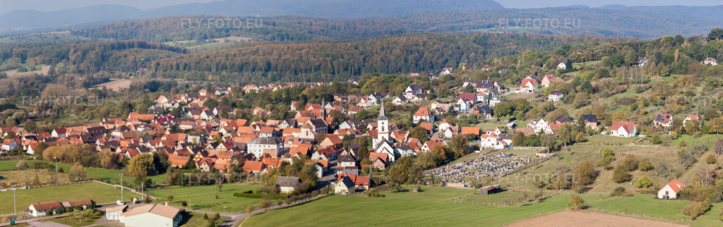 Vue aérienne: Panorama avec église au centre du village à Gœrsdorf dans le département Bas Rhin, France. Photo: IMG_45876-Bearbeitet.jpg prise le 16/10/2011 par Werner Riehm/FLY-FOTO.eu – Résolution de l'original: 7771 x 2443 px