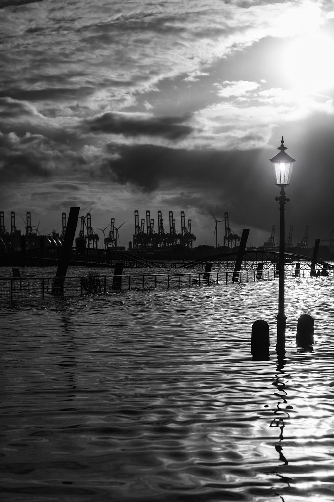 2023_10_14_HH-HOLZHAFEN-HOCHWASSER_MCP4098 sw_02 | Hochwertig gedruckte Fotografien für die Wand, als Kalender und zum Verschenken. Hamburg & Norddeutschland und überall wo ich mit der Kamera unterwegs war.