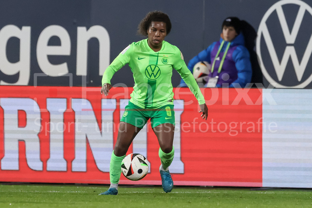 Fussball, Google Pixel Frauen-Bundesliga, VfL Wolfsburg - RB Leipzig | v.li.: Lineth Beerensteyn (VfL Wolfsburg, 9) am Ball, Freisteller, Einzelbild, Ganzkörper, Aktion, Action, Spielszene, DIE DFB-RICHTLINIEN UNTERSAGEN JEGLICHE NUTZUNG VON FOTOS ALS SEQUENZBILDER UND/ODER VIDEOÄHNLICHE FOTOSTRECKEN. DFB REGULATIONS PROHIBIT ANY USE OF PHOTOGRAPHS AS IMAGE SEQUENCES AND/OR QUASI-VIDEO.