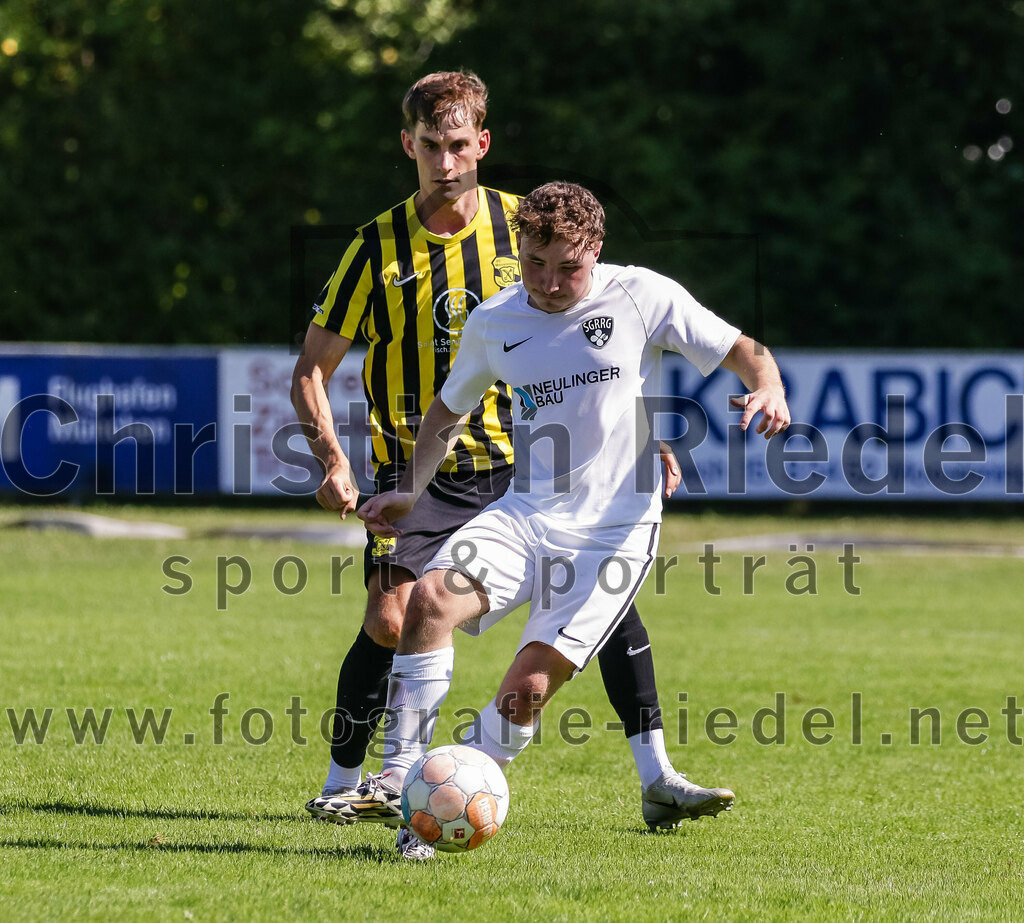 2023-08-19_090_FC_Moosinning_gegen_SV_Reichertsheim | Moosinning, Deutschland, 19.08.2023:
Fußball, Bezirksliga Oberbayern Ost 2023 / 2024, 5. Spieltag, FC Moosinning gegen SV Reichertsheim, Endergebnis: 0:4

Dennis Stauf (FC Moosinning, #15), Tobias Michel (SV Reichertsheim, #16)

Foto: Christian Riedel / fotografie-riedel.net