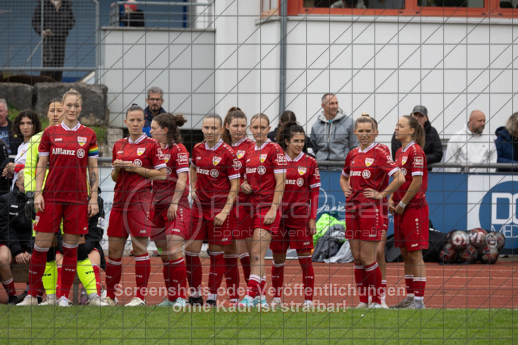 20251012_130223_0023 | #,1.FC Donzdorf (schwarz) vs. VfB Stuttgart II (rot), Fussball, Frauen-Verbandsliga Württemberg, 05. Spieltag, Saison 2025/2026, Rasenplatz Lautertal Stadion, Süßener Straße 16, 73072 Donzdorf, 12.10.2025 - 13:00 Uhr,Foto: PhotoPeet-Sportfotografie/Peter Harich