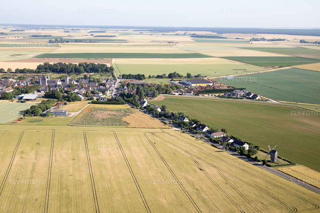 Luftbild: Ortsansicht in Talcy im Bundesland Loir-et-Cher in Frankreich. Foto: IMG_082174.jpg vom 20.06.2015 durch Werner Riehm/FLY-FOTO.de