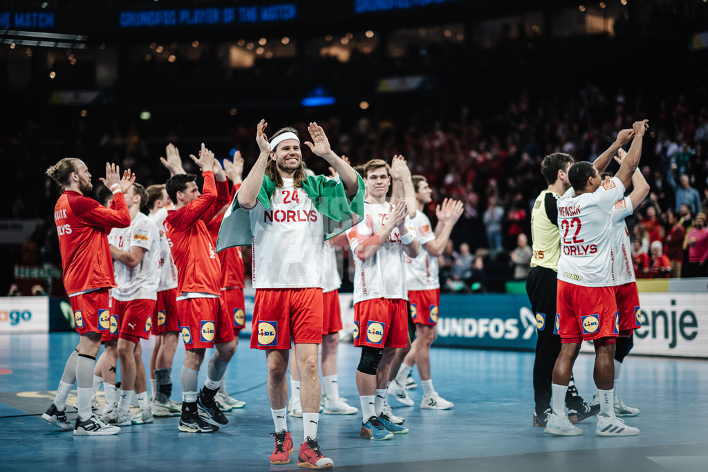 Handball | Herren | EHF EURO 2024 | European Championshop Men 2024 Final Tournament | Norwegen vs. Dänemark | 21.01.2024 | Mikkel Hansen (#24, Dänemark, DEN) applaudiert den Fans nach dem Spiel