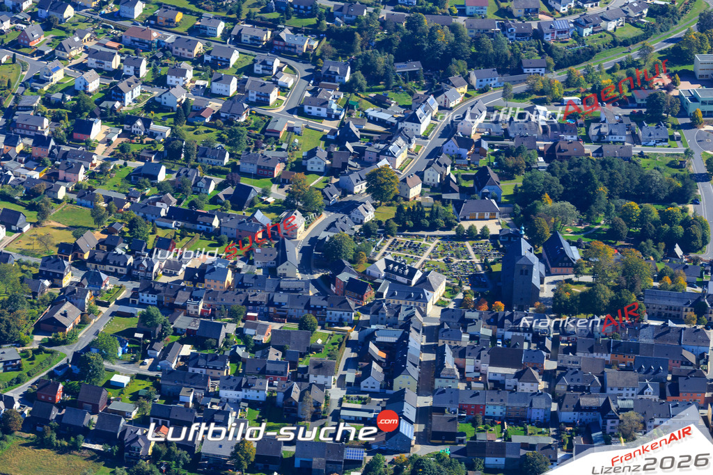 Die Luftaufnahme der Stadt Teuschnitz wurde vom UL-Flugzeug heraus erstellt ( keine Drohne )- hohe Auflösung für beste Qualität