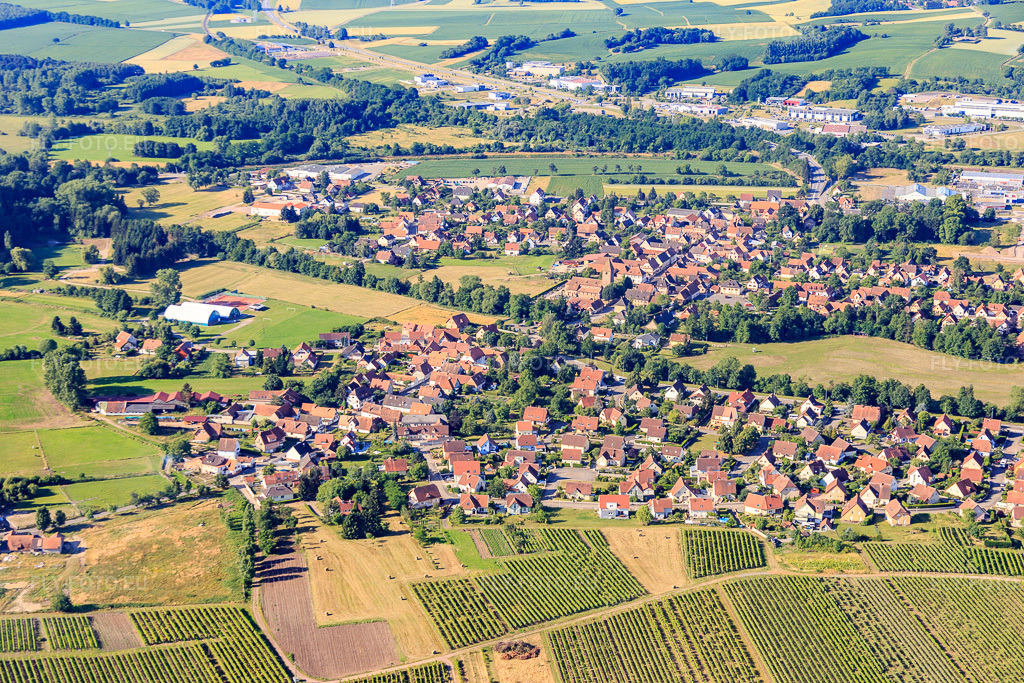 Vue aérienne: Vue de la ville depuis le nord à le quartier Altenstadt in Wissembourg dans le département Bas Rhin, France – .Photo: IMG_083059.jpg prise le 26/06/2015 par Werner Riehm/FLY-FOTO.eu – Résolution de l'original: 5472 x 3648 px