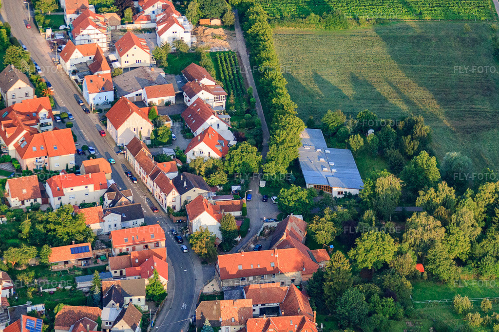 Luftbild: An den Ostergärten mit Protestantischer Kindergarten Godramstein im Ortsteil Godramstein in Landau im Bundesland Rheinland-Pfalz in Deutschland. Foto: IMG_33008.jpg vom 03.09.2010 durch Werner Riehm/FLY-FOTO.deAuflösung des Originals: 4709 x 3139 pxWWW.KOOP-NORDWEST.DE