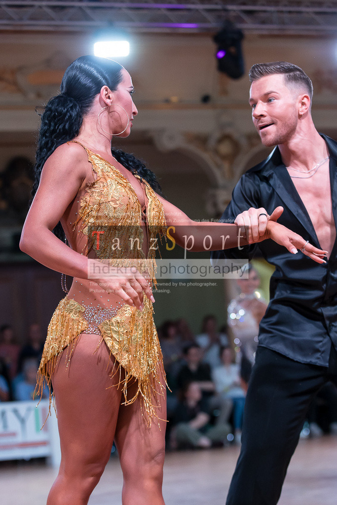 20240706_WDSF_WO_Latin_9362 | Tanzsportbilder, Standardtanz, Lateintanz, WDSF, DTV, LTVB, dancecomp, goc, hessen tanzt, blaues band der spree, walzer, tango, wiener walzer, slowfox, quickstepp, samba, rumba, cha-cha-cha, paso doble. jive, hd-kroft photography, turniertanzsport