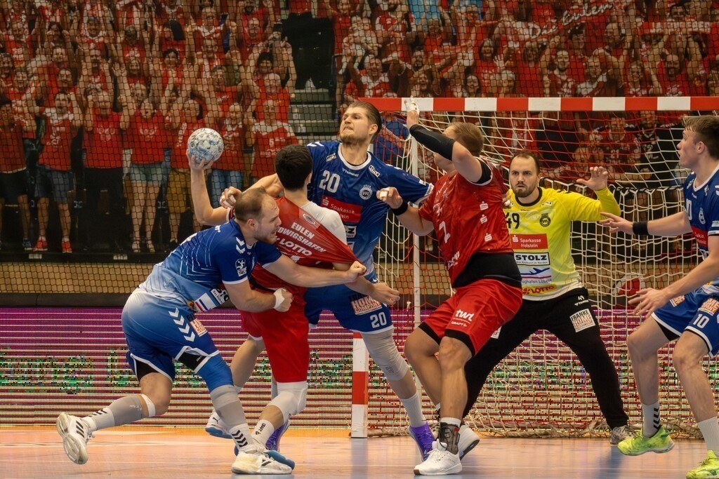 30.10.2024, 2. HBL (Handball-Bundesliga), 10. Spieltag: Eulen Ludwigshafen gegen VfL Lübeck-Schwartau. Bild: Konsequente Abwehrarbeit von Lübeck | 30.10.2024, 2. HBL (Handball-Bundesliga), 10. Spieltag: Eulen Ludwigshafen gegen VfL Lübeck-Schwartau. Bild: Konsequente Abwehrarbeit von Lübeck - Realisiert mit Pictrs.com