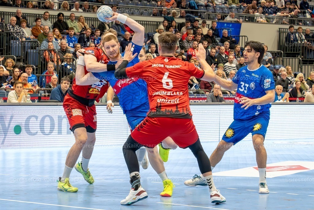 KKU15122401008 | 15.12.2024, xkkux, Handball, 2. HBL, Bergischer HC - VfL Lübeck-Schwartau, Mitsubishi Electric HALLE Düsseldorf, Saison 2024 2025: Johannes Wasielewski (BHC #77) gegen Ole Hagedorn ( VFL Lübeck-Schwartau 10)  und Rasmus Willette Houmöller ( VFL Lübeck-Schwartau 6) 