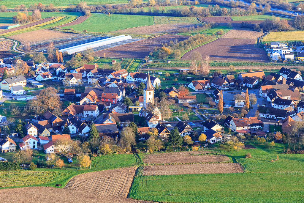 Luftbild: Friedhof und Kirche im Ortsteil Sand in Willstätt im Bundesland Baden-Württemberg in Deutschland. Foto: IMG_119998.jpg vom 30.11.2019 durch Werner Riehm/FLY-FOTO.de