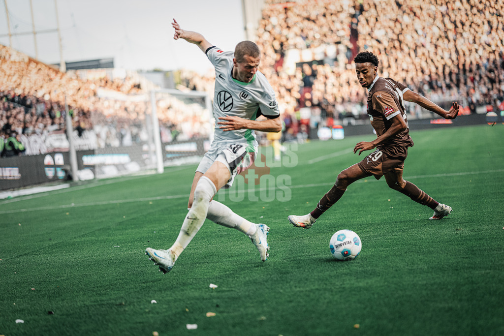 Fußball | Männer | Saison 2024/2025  | Fußball-Bundesliga | 8. Spieltag | FC St. Pauli vs. VfL Wolfsburg | 26.10.2024 | v.l. Denis Vavro (#18, VfL Wolfsburg) gegen Morgan Guilavogui (#29, FC St. Pauli)