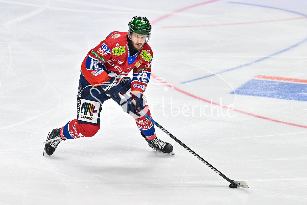 Eisbären Berlin - Augsburger Panther | BERLIN, GERMANY - 04. JANUARY: am PUck Eric MIK (Eisbären Berlin 12) / Einzelfoto / Freisteller während dem Match zwischen den Eisbären Berlin und den Augsburger Panthern am 36. Spieltag der Penny DEL in der UBER Arena