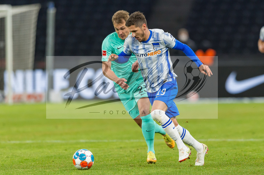 HERBOC20220204_009 | Fussball, Herren: Robert Tesche (VfL Bochum) und Stevan Jovetic (Hertha BSC) im Zweikampf bei dem Spiel der 1. Bundesliga zwischen Hertha BSC und VfL Bochum im Olypiastadion am 04.02.2022 in Berlin, Deutschland.DFB / DFL REGULATIONS PROHIBIT ANY USE OF PHOTOGRAPHS AS IMAGE SEQUENCES AND/OR QUASI-VIDEO. - Realisiert mit Pictrs.com