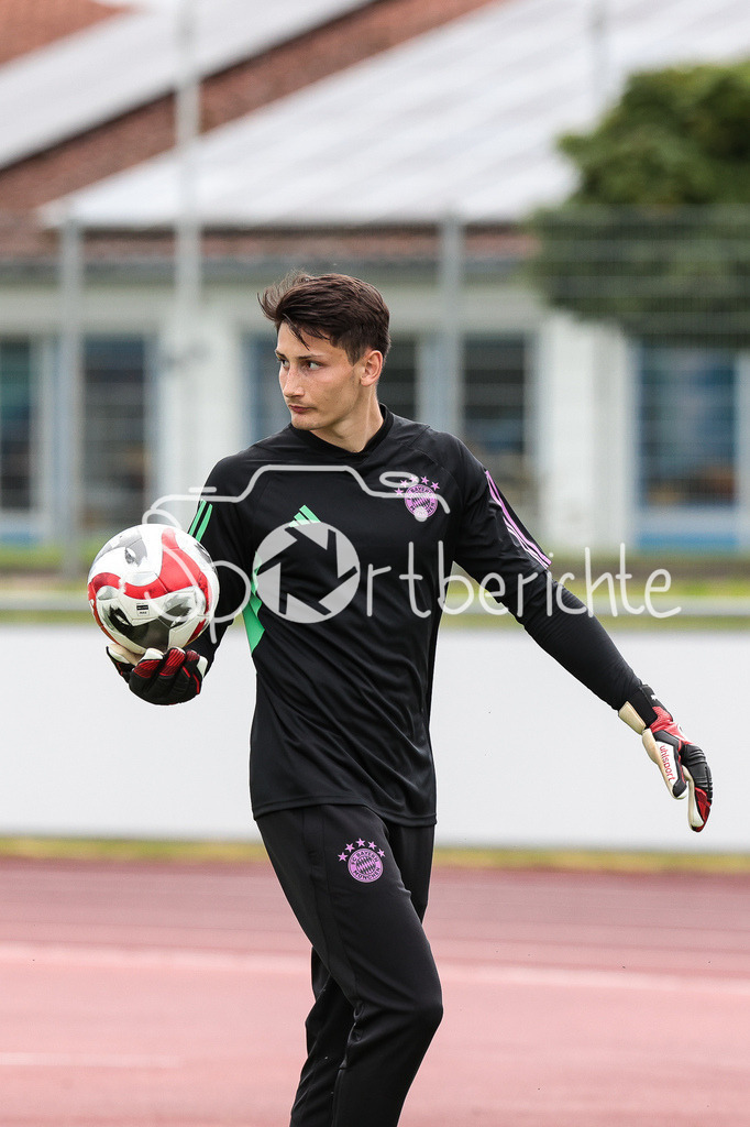 SSV Dillingen - FC Bayern Amateure | Amateure Ersatzkeeper Hannes HEILMAIR (FCB #18) beim warmmachen
