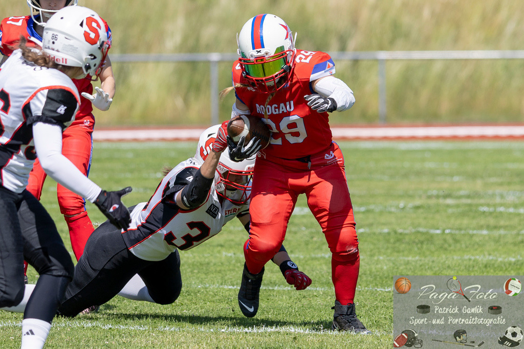 GFLW 1: German Football League Women 1: Rodgau Pioneers Ladies - Stuttgart Scorpions Sisters, 07.06.2026 | .r30. bricht / löst sich aus dem Tackle von Maria Schubert (Stuttgart Scorpions Sisters #30), Rodgau Pioneers Ladies - Stuttgart Scorpions Sisters, Rodgau, Maingau-Energie-Stadion "Am Weichsee", 7.6.2026 - Realisiert mit Pictrs.com