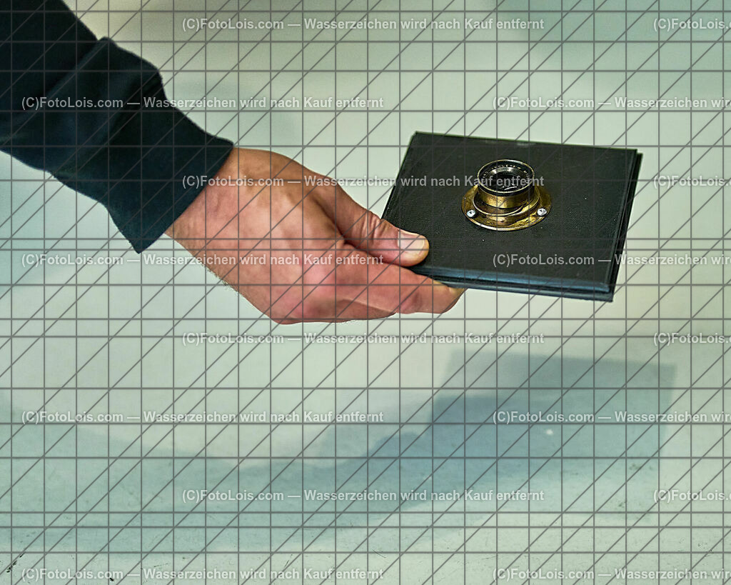 ALP9065_Linz_ARS-Elektr_MH_Nassplattenfotografie_Objektive-Fokuspunkt | (C)FotoLois.com, Alois Spandl, Linz an der Donau - ARS Elektronica Center, Multimediashow über Nassplattenfotografie von Markus Hofstätter, Fr 13. Oktober 2023.