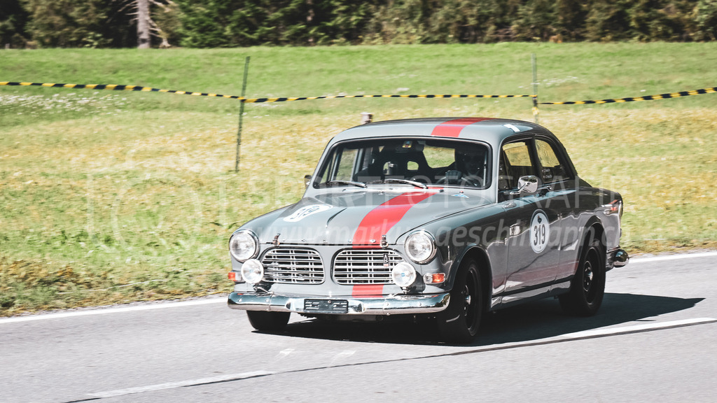 19. Arosa ClassicCar 2023 - 1. September 2023 | 19. Arosa ClassicCar 2023
Arosa, Schweiz
Treina André aus Weiningen mit der Startnummer 319 in einem Volvo 123 GT, Jahrgang 1969, in der Klasse Sport Trophy.
@arosaclassiccar, @arosa.official, #arosaclassiccar, #arosa, #76curves, #classiccar
Bild: Sportfotografie Markus Aeschimann | www.markus-aeschimann.ch - Realisiert mit Pictrs.com