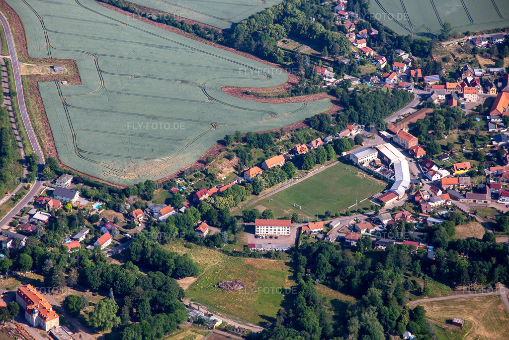 Luftbild: Sportplatz des SV Germania 1928 Meisdorf e.V. im Ortsteil Meisdorf in Falkenstein im Bundesland Sachsen-Anhalt in Deutschland. Foto: IMG_136765.jpg vom 18.06.2023 durch Werner Riehm/FLY-FOTO.deSV 