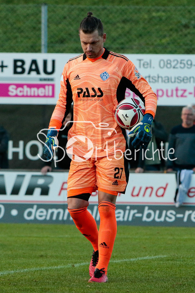 FC Pipinsried - SV Viktoria Aschaffenburg | Max GRUEN (SVVA #27) am Ball