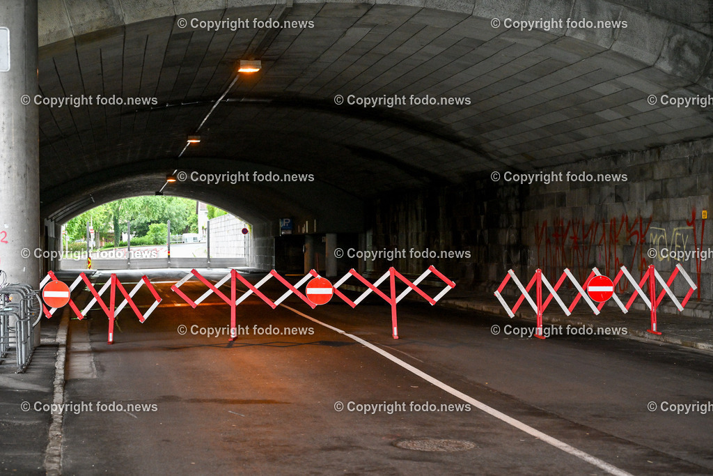 Linz_ Urfahr_ Hochwasserschutz_ 02.06.2024-26 | 02.06.2024, Linz, AUT, Urfahr, Hochwasser, im Bild Vorbereitung Hochwasserschutz Donaulaende Linz Urfahr, Sperre Durchfahrt Neues Rathaus