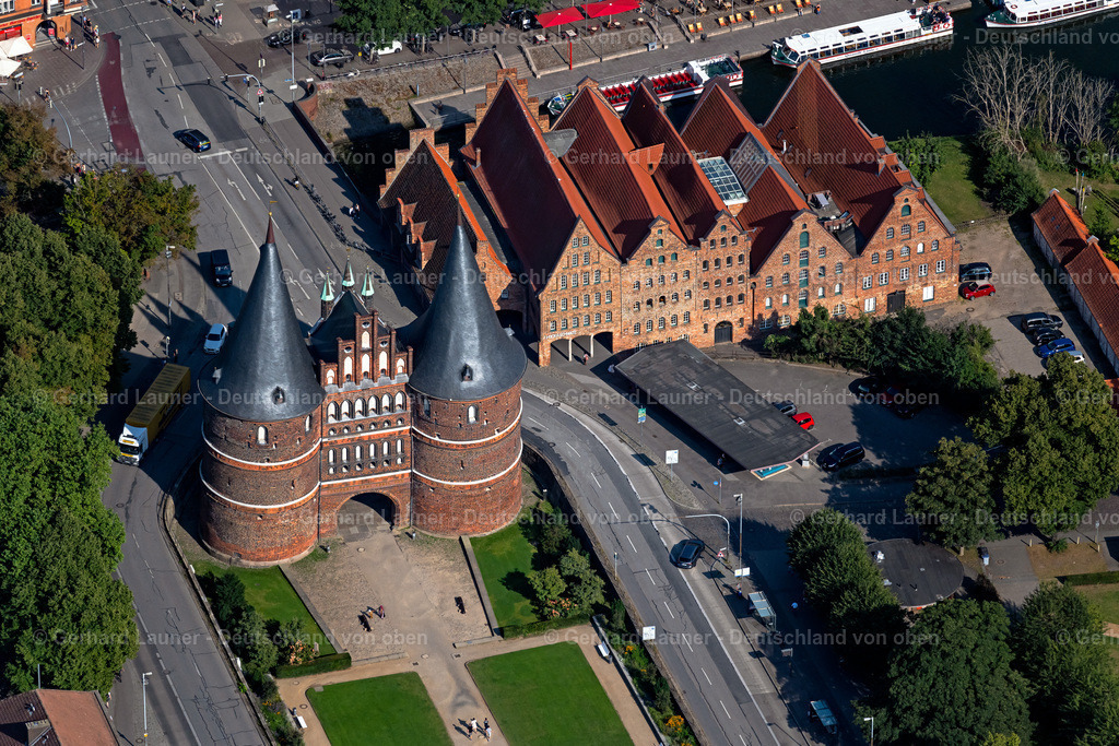 4038301 | Das Holstentor ist ein Stadttor, das die Altstadt der Hansestadt Lübeck nach Westen begrenzt. Es ist das Wahrzeichen der Stadt und wurde 1478 fertiggestellt. Das spätgotische Gebäude gehört zu den Überresten der Lübecker Stadtbefestigung. Das Holstentor ist neben dem Burgtor das einzige erhaltene Stadttor Lübecks