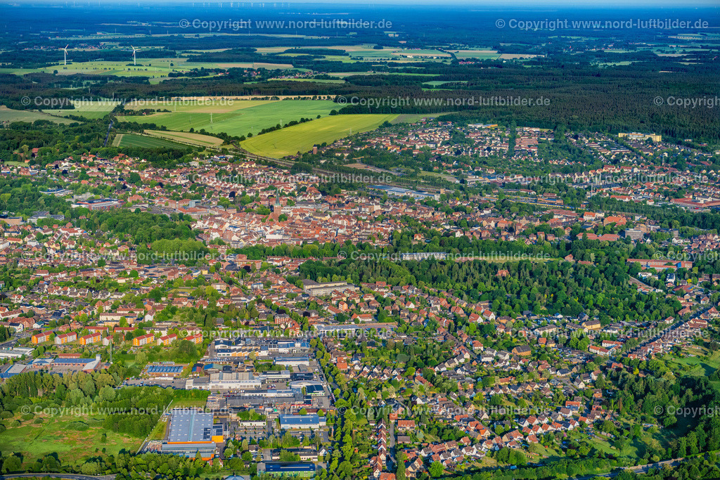 Uelzen_ELS_3402050623 | UELZEN 05.06.2023 Stadtansicht des Innenstadtbereiches in Uelzen im Bundesland Niedersachsen, Deutschland. // City view on down town on street Gross Liederner Strasse in Uelzen in the state Lower Saxony, Germany. Foto: Martin Elsen