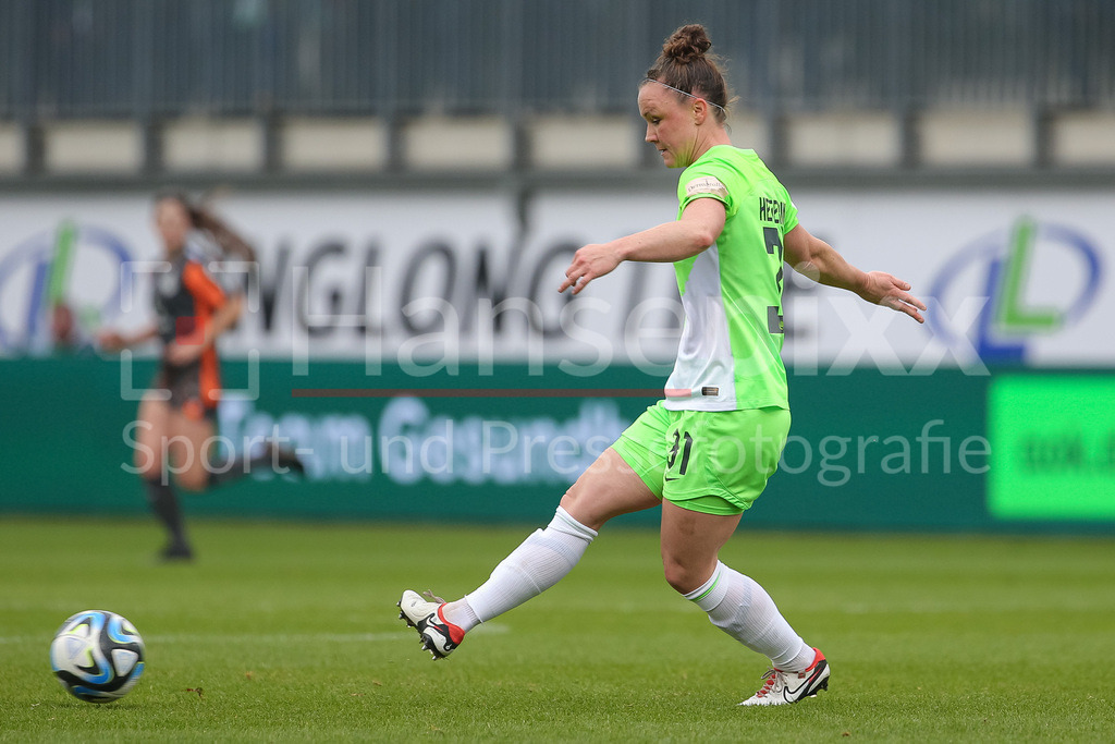 Fussball, Google Pixel Frauen-Bundesliga, VfL Wolfsburg - MSV Duisburg | v.li.: Marina Hegering (VfL Wolfsburg, 31) am Ball, Einzelbild, Ganzkörper, Aktion, Action, Spielszene, DIE DFB-RICHTLINIEN UNTERSAGEN JEGLICHE NUTZUNG VON FOTOS ALS SEQUENZBILDER UND/ODER VIDEOÄHNLICHE FOTOSTRECKEN. DFB REGULATIONS PROHIBIT ANY USE OF PHOTOGRAPHS AS IMAGE SEQUENCES AND/OR QUASI-VIDEO.