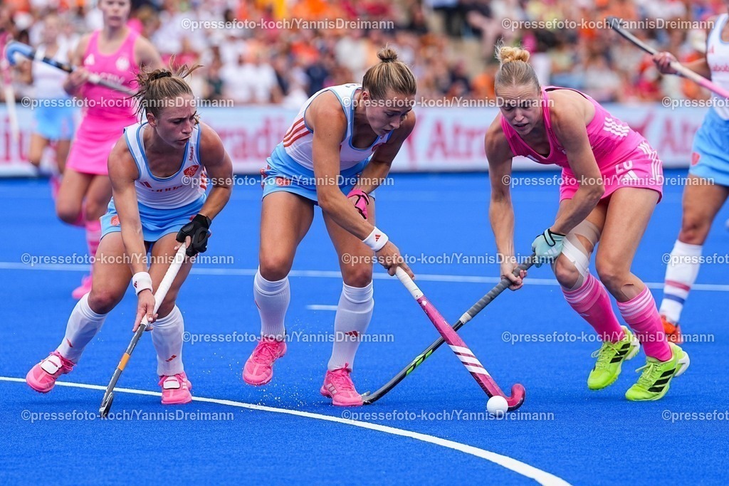 xydrx17082503013 | 17.08.2025, xydrx, Frauen EuroHockey Championship 2025, Finale, Niederlande - Deutschland, Sparkassenpark Mönchengladbach: Lisa Post (NED #5) und Renee van Laarhoven (NED #9) im Zweikampf gegen Jette Fleschuetz (GER #28)