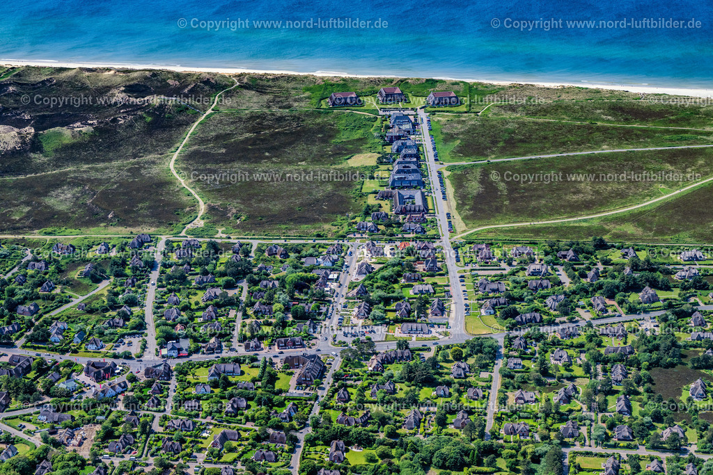 Sylt_Kampen_Strönwai_Kurhasstrasse_ELS_5156130625 | KAMPEN (SYLT) 21.06.2025 Ortsansicht an der Meeres-Küste in Kampen Strönwai und Kurhausstraße (Sylt) auf der Insel Sylt im Bundesland Schleswig-Holstein, Deutschland. // View of the sea coast in Kampen Stroewai and Kurhausstrasse (Sylt) on the island of Sylt in the federal state of Schleswig-Holstein, Germany. Foto: Martin Elsen