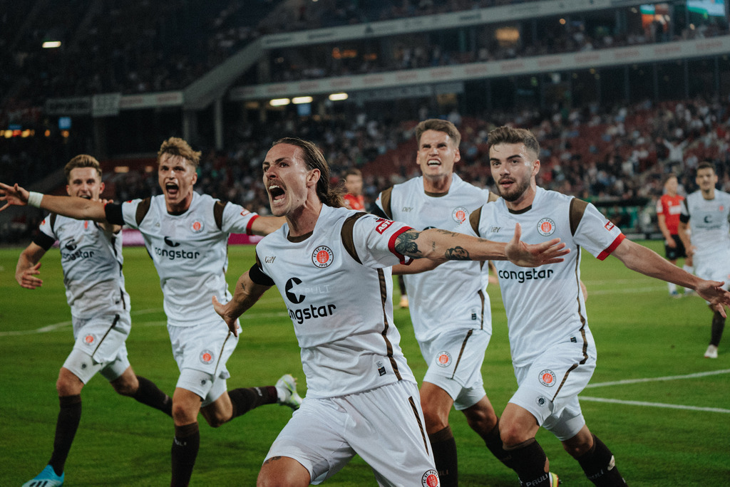 _DSC3360 | Der offizielle Shop für FC St. Pauli Fotos. Wähle aus Spielszenen & Fanmomenten dein FCSP Wunschformat. Wir liefern Millerntor-Atmosphäre.