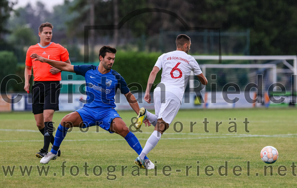 2023-06-30_029_FC_Langengeisling_gegen_VfB_Forstinning | Erding, Deutschland, 30.06.2023:
Fußball, Bezirksliga Oberbayern Ost 2023 / 2024, Testspiel, FC Langengeisling gegen VfB Forstinning, Endergebnis: 3:0

Schiedsrichter Manuel Müller, Kilian Stenzel (FC Langengeisling, #32), Ante Basic (VfB Forstinning, #6)

Foto: Christian Riedel / fotografie-riedel.net