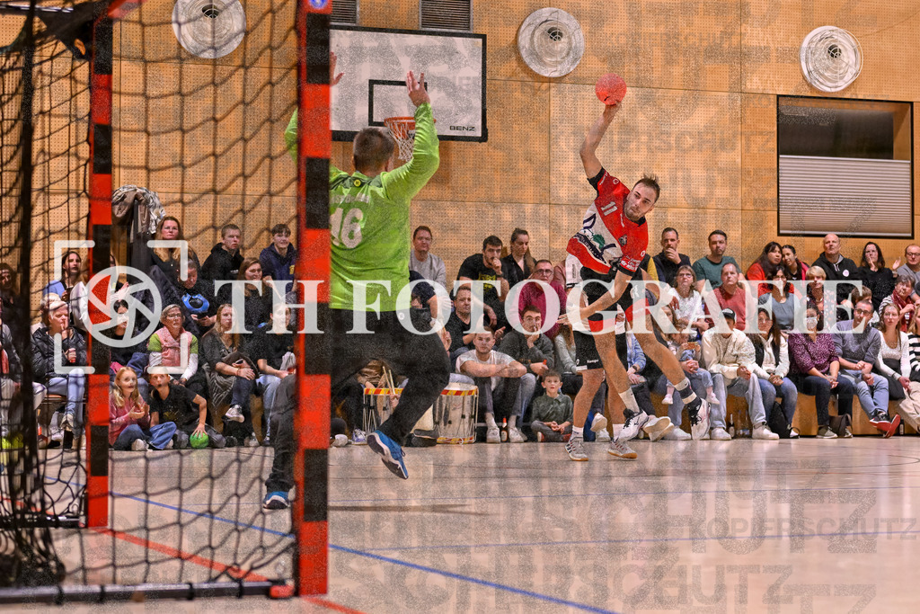 GER, SG Maulburg/Steinen - HSG Dreiland, Handball, Landesliga Suedbaden, 4. Spieltag, Saison 2024/2025, 12.10.2024 | Marcel Janus (SG Maulburg/Steinen, #11) vor dem Tor und im Kreis bei Daniel Schnepf (HSG Dreiland, #16)GER, SG Maulburg/Steinen - HSG Dreiland, Handball, Landesliga Suedbaden, 4. Spieltag, Saison 2024/2025, 12.10.2024Foto: TH Fotografie/Thomas Hess