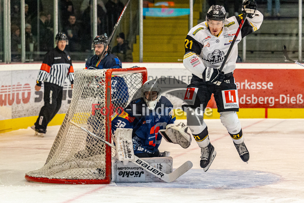 HC Landsberg Riverkings vs EA Schongau Mammuts | Eishockey Bayernliga 2023/2024, HC Landsberg Riverkings vs EA Schongau Mammuts,
Florian Seelmann (Mammuts 21) flieft übers Eis,
2023-11-10 in Peißenberg (Eisstadion)
Florian Seelmann (Mammuts 21), Moritz BORST (HCL Goali 32)
Copyright: WolfgangxLindner foto-lindner.de