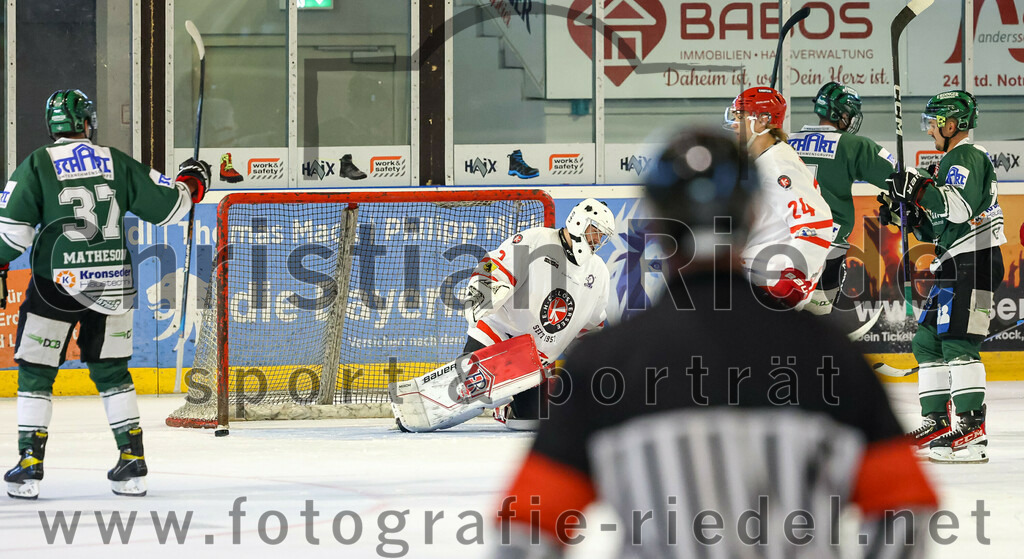 2023-09-10_097_TSV_Erding_gegen_EHC_Klostersee | Erding, Deutschland, 10.09.2023:
Eishockey, Bayernliga 2023 / 2024, Testspiel, TSV Erding gegen EHC Klostersee, Endergebnis: 10:1

Cheyne Matheson (Erding Gladiators, #37), Torwart Daniel Arendas (EHC Klostersee, #3)

Foto: Christian Riedel / fotografie-riedel.net