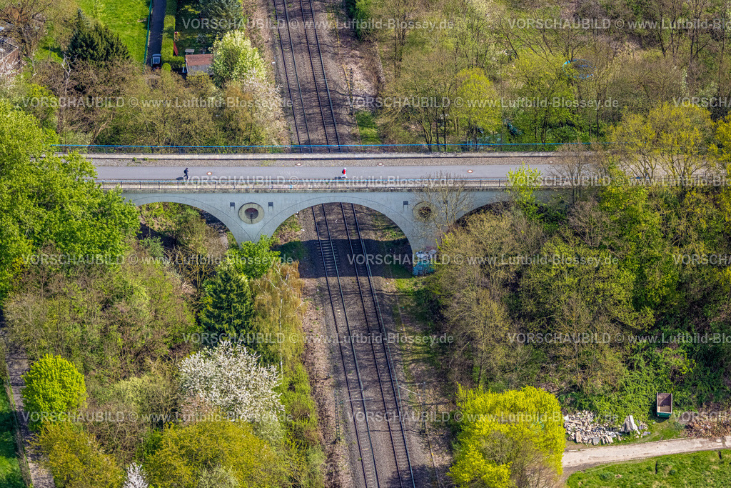 Witten260401979 | Luftbild, Fußgänger auf der Brücke Rheinischer Esel über Bahngleise, Sonnenschein, Witten, Ruhrgebiet, Nordrhein-Westfalen, Deutschland